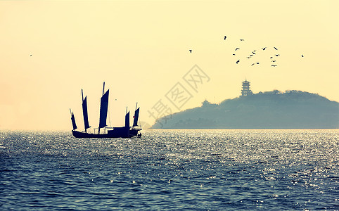 船航行阳光下的太湖风光与桅杆船背景