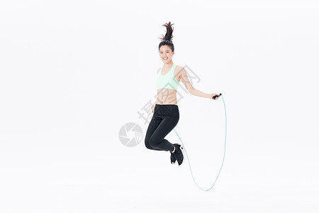 年轻运动女性跳绳图片
