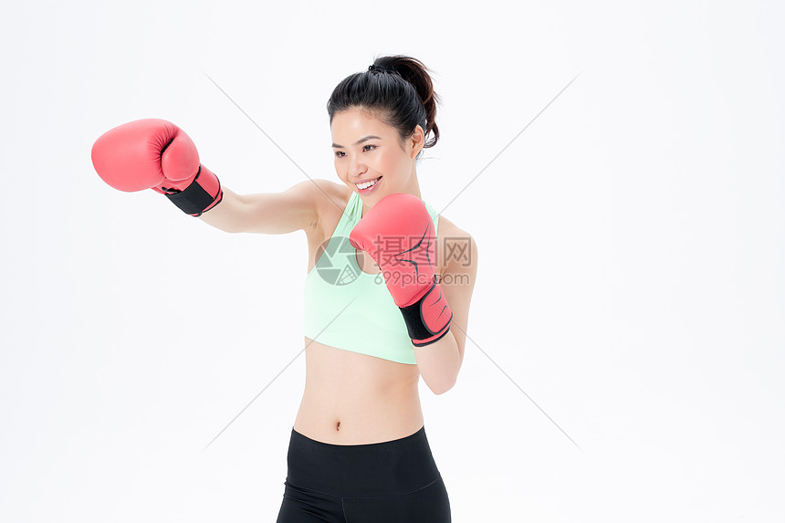 年轻运动女性拳击图片