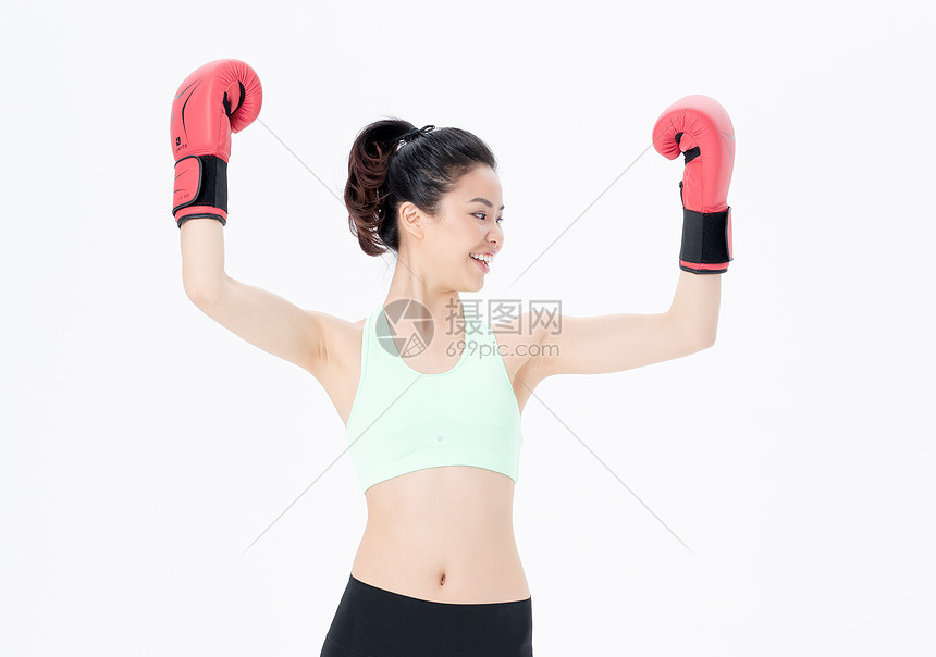 年轻运动女性拳击图片