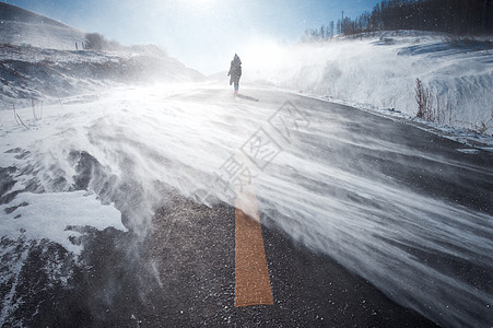 风吹行走在风雪中的人背景