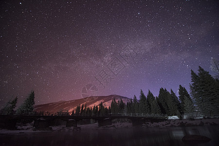 山峰星空新疆喀纳斯银河背景