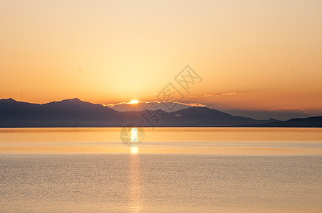 山野新疆赛里木湖湖水日出背景