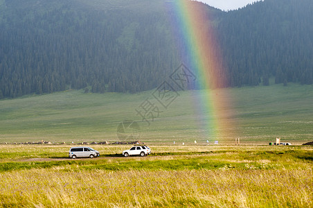 新疆赛里木湖畔雨后彩虹高清图片