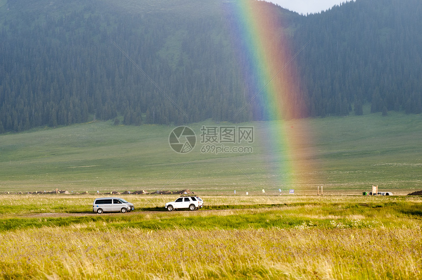 新疆赛里木湖畔雨后彩虹图片