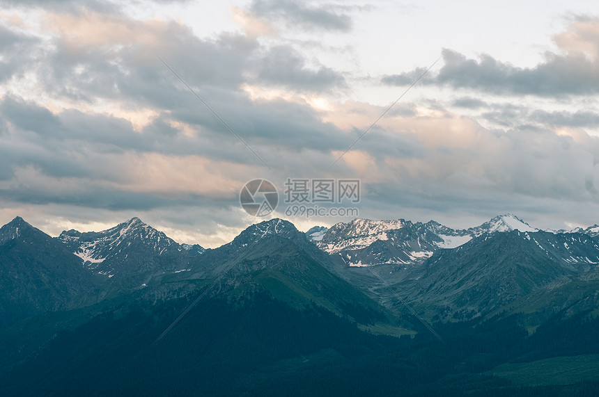 新疆天山山野雪峰图片