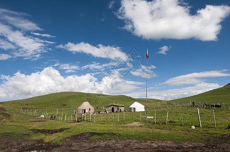 新疆天山牧场美景图片
