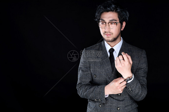 穿西装的大叔形象