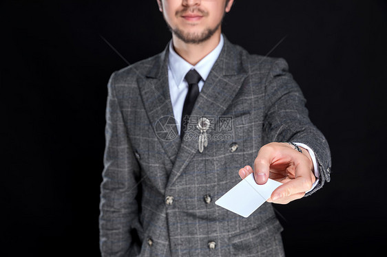 商务男性大叔形象手持卡片动作图片