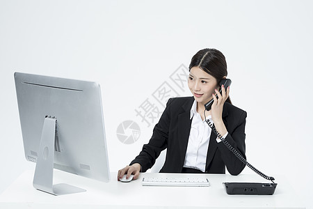 电话工作的职业客服女性图片