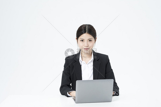 用电脑的职业女性图片