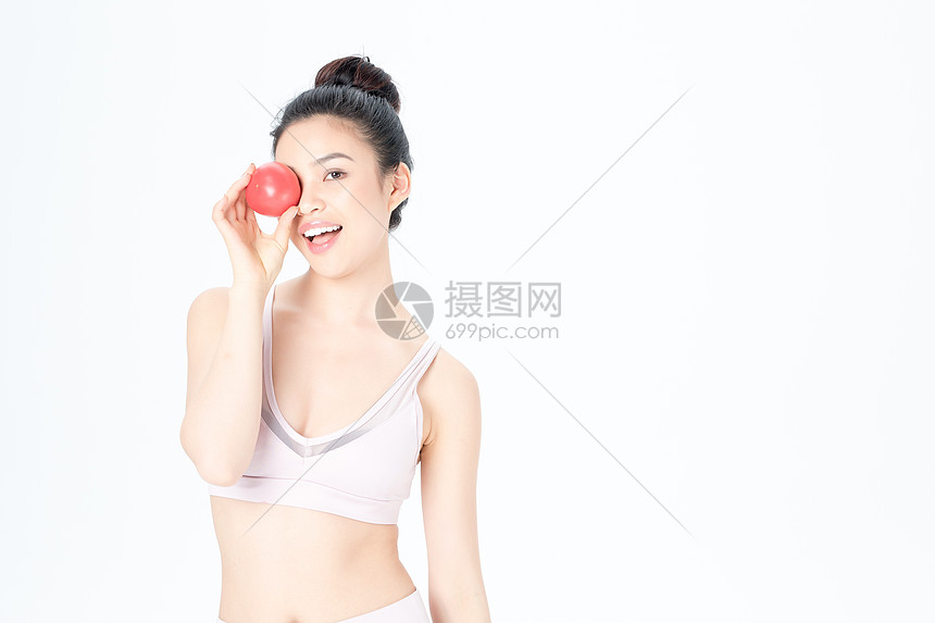 运动健身美女手持西红柿图片