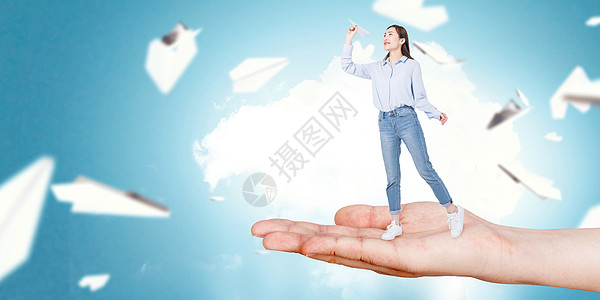 放飞梦想手握纸飞机高清图片
