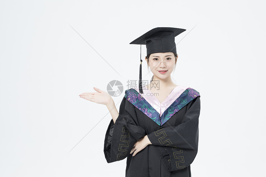 毕业女大学生形象图片