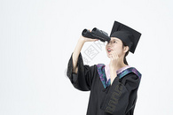 拿着望远镜的毕业女大学生图片