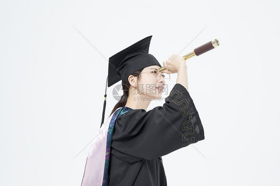 拿着望远镜的毕业女大学生图片