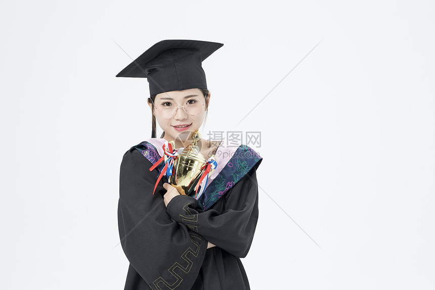 拿着奖杯的毕业女大学生图片