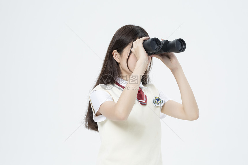 拿着望远镜的女学生图片