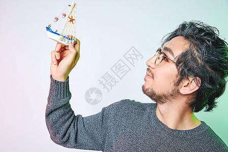 休闲男性色彩创意帆船航行概念图片