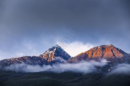 西藏然乌湖雪山日出图片
