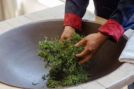 新鲜绿茶制茶炒茶过程图片