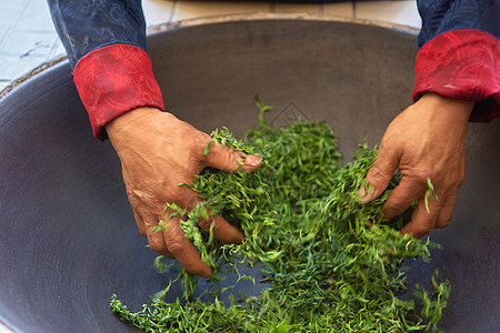 新鲜绿茶制茶炒茶过程背景图片