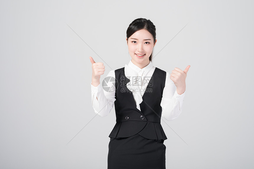 职场女性微笑点赞竖大拇指图片