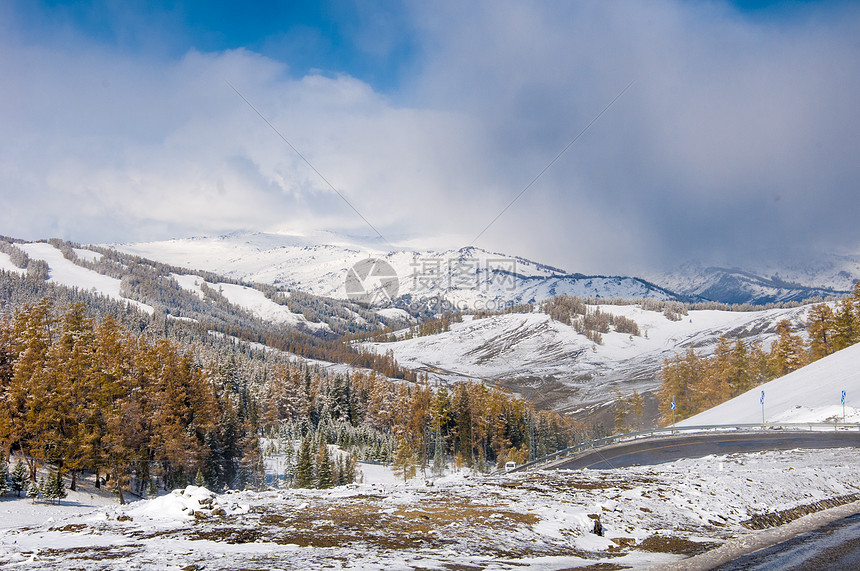 新疆阿尔泰山秋景雪景图片