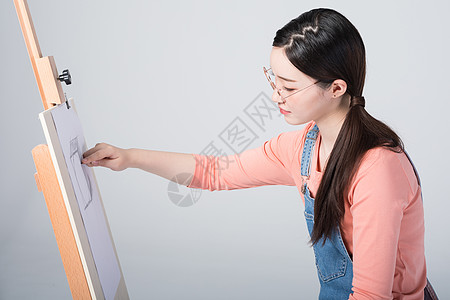 正在画画的年轻女生图片
