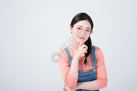 思考女大学生带着眼镜微笑的年轻女性背景