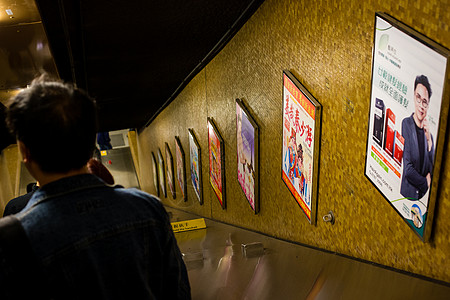 电梯轿厢广告地铁背景