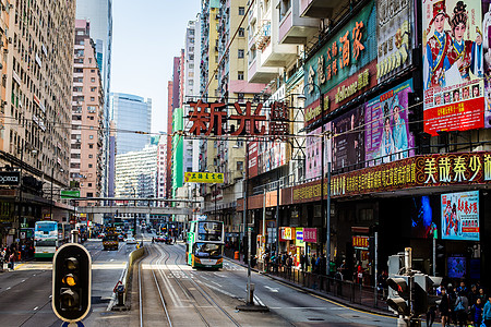 香港街景穿楼的轨道交通高清图片