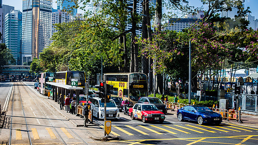 香港街道穿楼的轨道交通高清图片