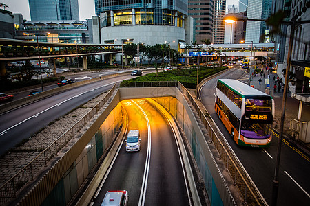 香港交通穿楼的轨道交通高清图片