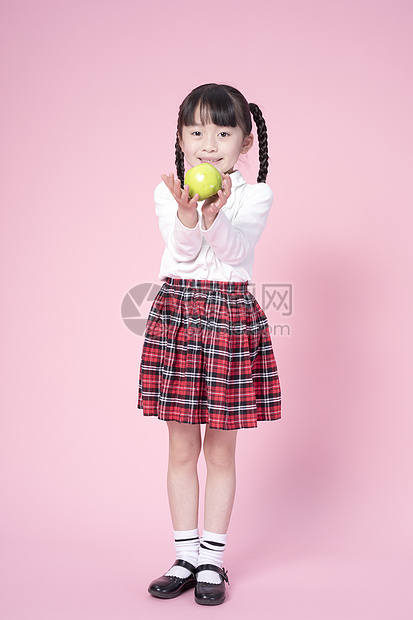 拿着苹果的小女孩图片