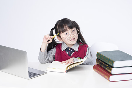 小学生电脑认真写作业的小女孩背景