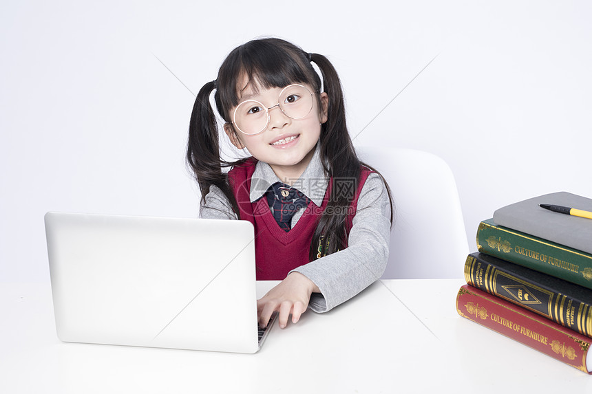 用笔记本电脑学习的小女孩图片