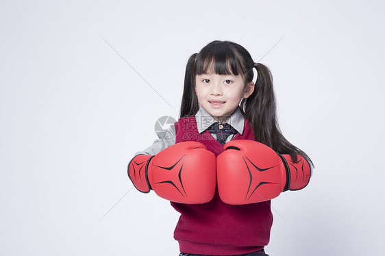 戴着拳击手套的小女孩