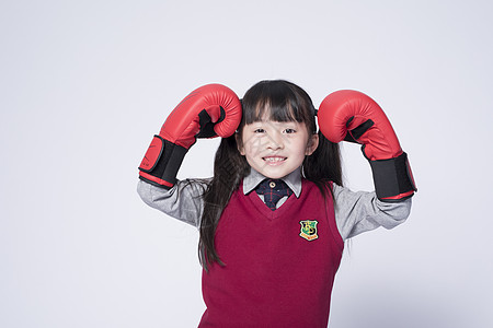 戴着拳击手套的小女孩高清图片