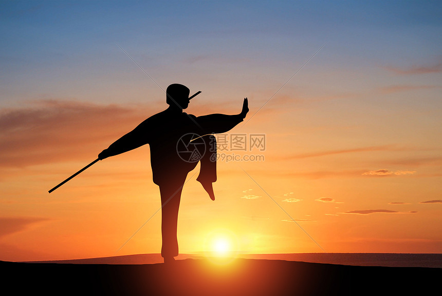 夕阳下练功夫剪影