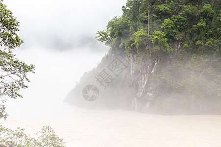 西藏朝拜西藏通麦天险晨雾背景