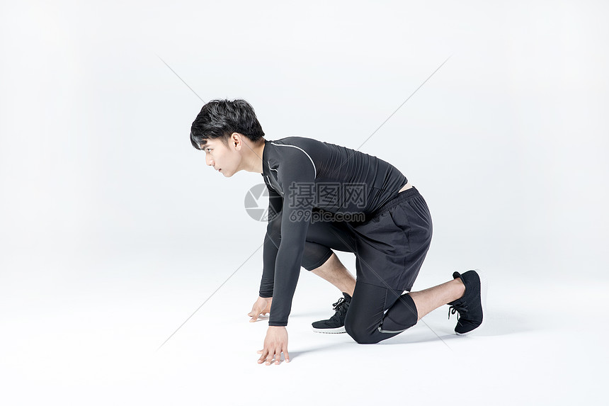 运动男性起跑动作