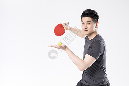 打乒乓球的运动男性图片