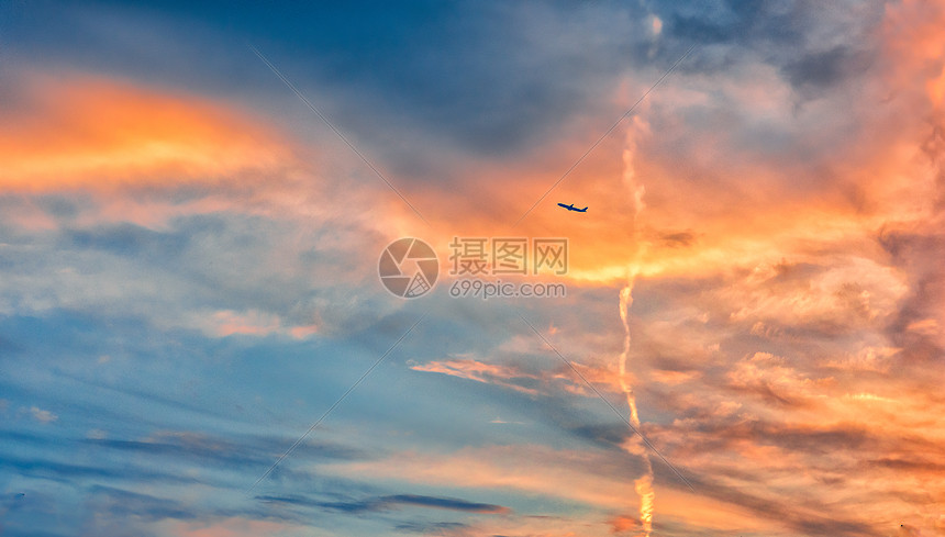 天空彩霞与飞机图片