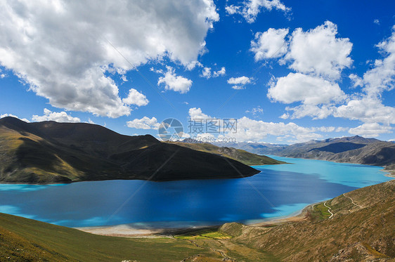 西藏山南地区羊卓雍错湖泊图片