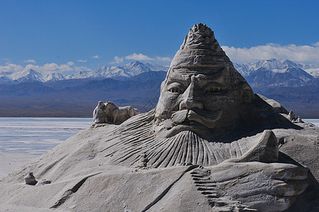 青藏高原上的茶卡盐湖盐雕塑背景图片