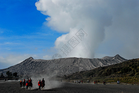 印尼东爪哇岛上的布罗莫活火山高清图片