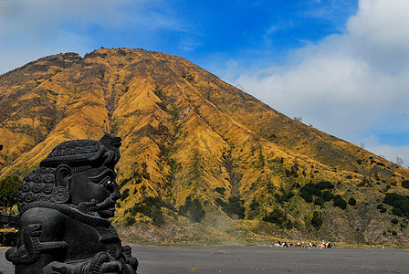 印尼东爪哇岛上的布罗莫活火山高清图片