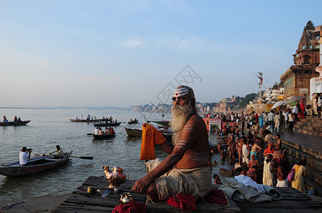 印度男人印度瓦那纳西恒河边上的修行者背景