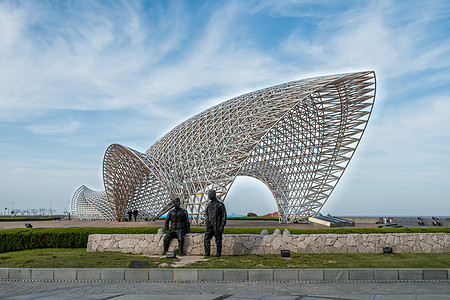 不锈钢雕塑现代建筑背景